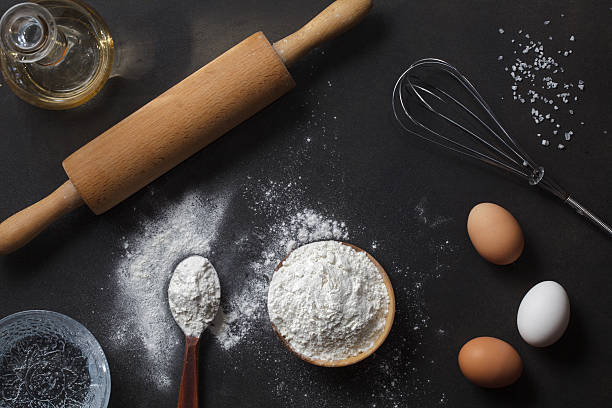 farina sul tavolo e ingredienti nero - baking flour ingredient animal egg foto e immagini stock