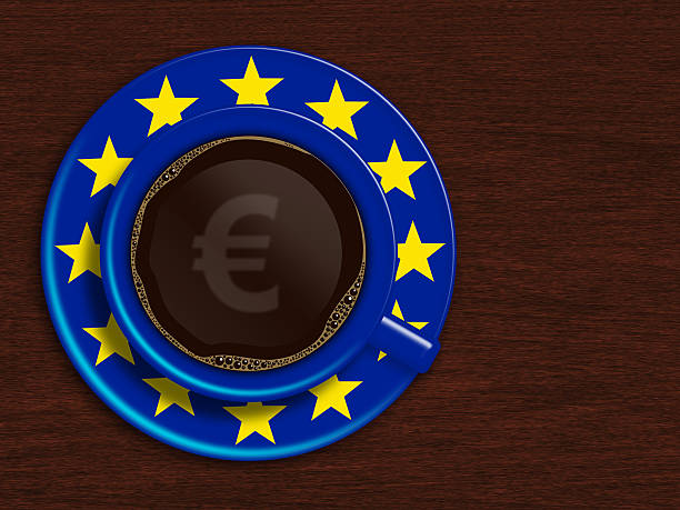 잔의 커피와 유럽연합기 및 euro 통화표시가 - europe european union currency european union flag european community 뉴스 사진 이미지