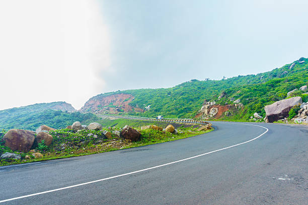 estrada até a costa - asphalt curve corner road - fotografias e filmes do acervo