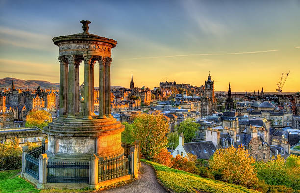 monumento dugald stewart en calton hill en edimburgo-escocia - edinburgh fotografías e imágenes de stock