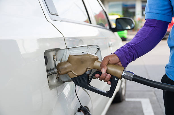 main tenir le carburant douille à ajouter le carburant en voiture - gasoline gas station labeling fuel and power generation photos et images de collection