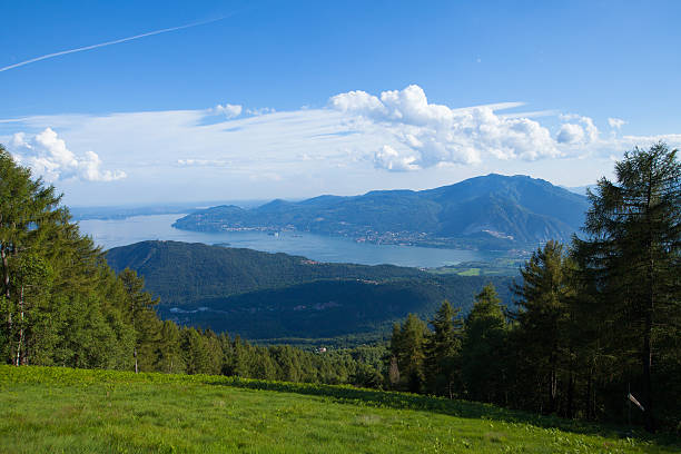 panorama do lago maggiore grande parque nacional do vale - intra coastal imagens e fotografias de stock
