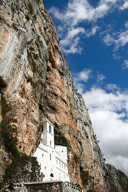 monasterio ostrog - ostrog fotografías e imágenes de stock