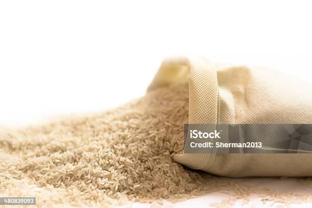 Arroz En Un Saco Foto de stock y más banco de imágenes de Abierto - Abierto, Grano - Planta, Saco - Bolsa