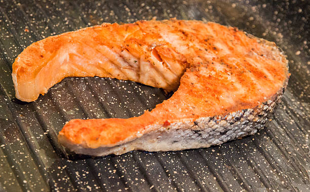 preparación de pescado - charbroil fotografías e imágenes de stock