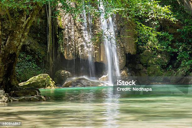 Photo libre de droit de Erawan Cascade Dans La Forêt Profonde banque d'images et plus d'images libres de droit de Arbre - Arbre, Cascade, Eau