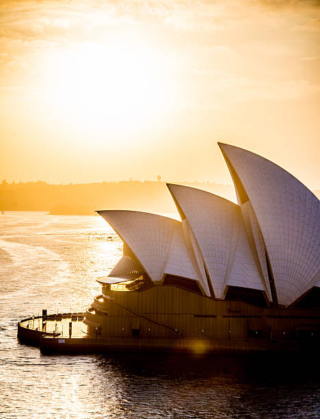 opéra de sydney au lever du soleil - sydney opera house opera house sydney australia sydney harbor photos et images de collection