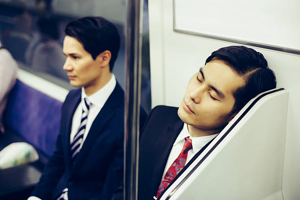 2 つの素敵なアジアのビジネスマンの地下鉄 - 人間関係 疲れる 日本人 ストックフォトと画像