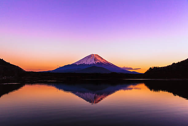 逆の画像で早朝 Mt.Fuji サイレント ストックフォト