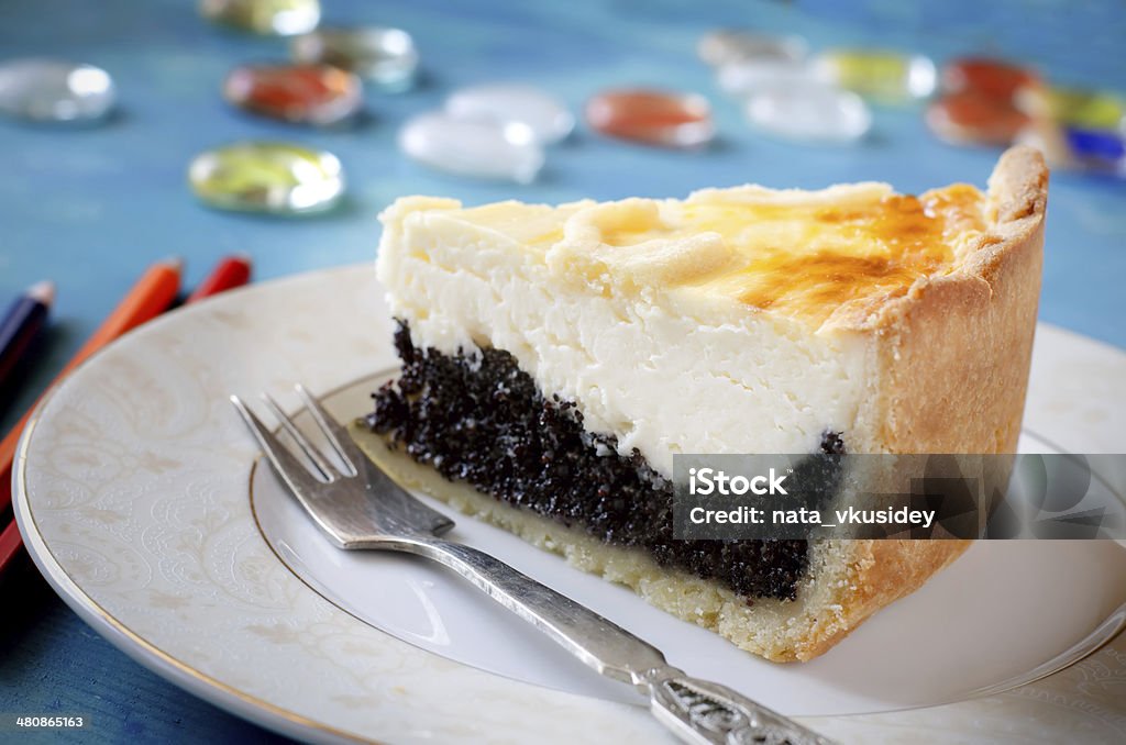Queso tipo cottage y la tarta de semilla de amapola - Foto de stock de Al horno libre de derechos