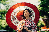 日本の女性、オイル紙傘