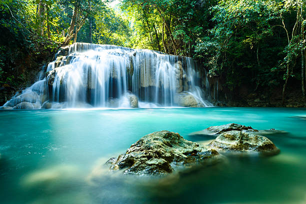 エラワンの滝国立公園のタイ - waterfall erawan tropical rainforest tree ストックフォトと画像