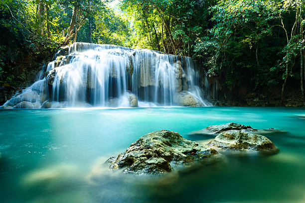 cataratas de erawan no parque nacional da tailândia - awe beauty in nature waterfall cool imagens e fotografias de stock