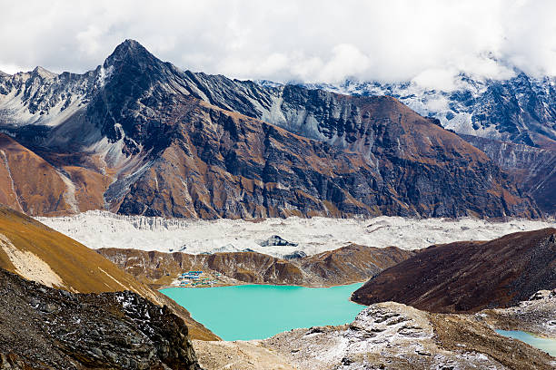lago gokyo ngozumpa glacier vista dal renjo la pass nepal. - renjo la foto e immagini stock
