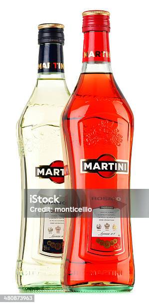 Foto de Garrafa De Martini Isolada No Branco e mais fotos de stock de Comida Doce - Comida Doce, Vermute, Bebida