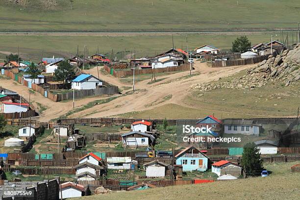 Ciudad De Der Mongolischen Estepa Foto de stock y más banco de imágenes de Aldea - Aldea, Asentamiento humano, Asia