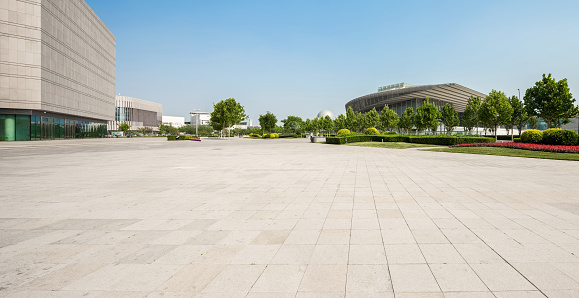 Plaza pública con vacío road piso del hotel en el centro de la ciudad photo