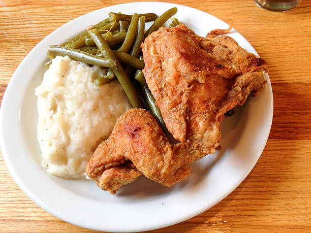 istock Fried Chicken with Mashed Potaoes and Green Beans 480880704