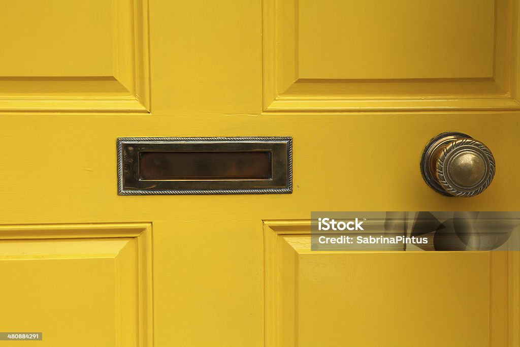 Gelben Tür mit Briefkasten und Türklinke - Lizenzfrei Nahaufnahme Stock-Foto