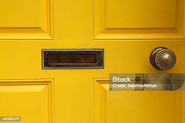 Gelben Tür Mit Briefkasten Und Türklinke Stockfoto und mehr Bilder von Nahaufnahme - Nahaufnahme, Gelb, Haustür