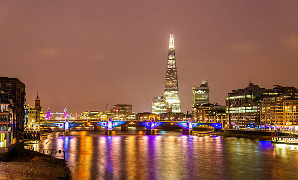 очертания лондона и реку темза-англия - uk river panoramic reflection стоковые фото и изображения