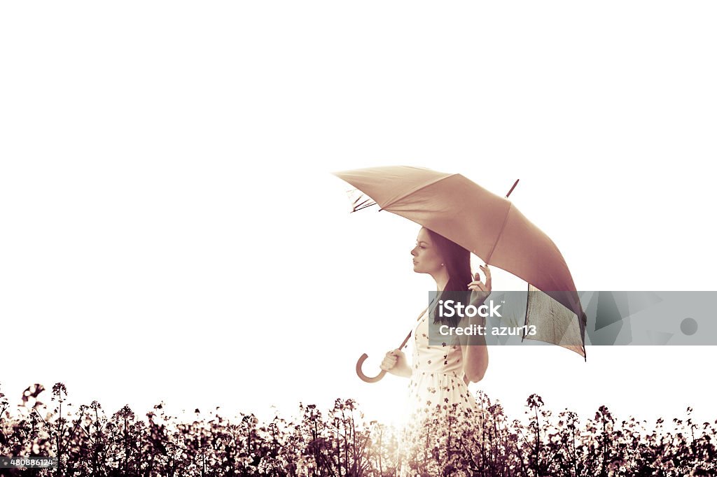 美しい目を閉じたアート女性、傘の草地 - 1人�のロイヤリティフリーストックフォト