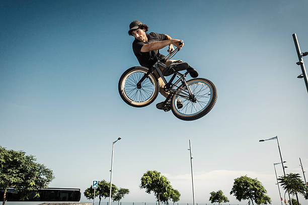 bmx rider ジャンプで都会的な環境 - bmx cycling bicycle street jumping ストックフォトと画像