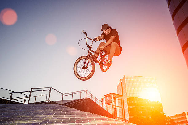 bmx aditamento saltos em ambiente urbano - bmx cycling bicycle street jumping imagens e fotografias de stock