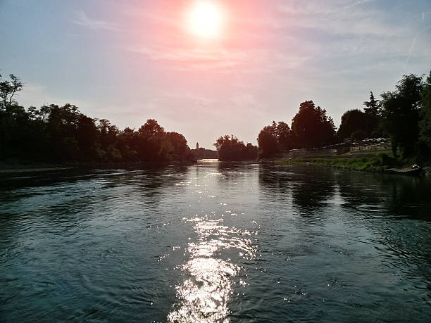 zachód słońca z dodać river w lodi (włochy - adda zdjęcia i obrazy z banku zdjęć