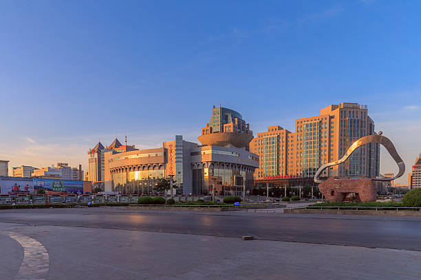 vista sulla città di yin chuan, ningxia, cina - guyuan foto e immagini stock