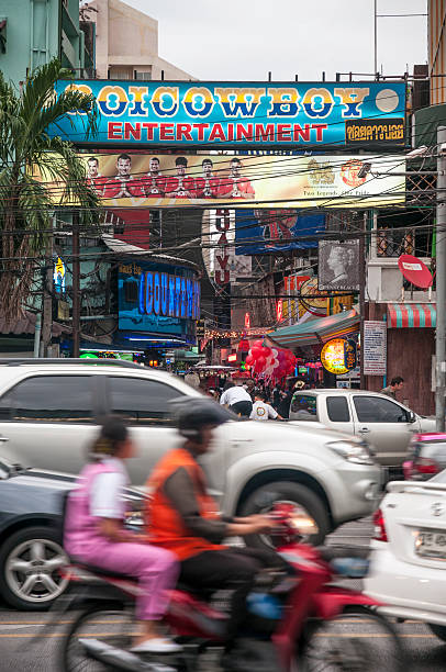 gogo bar in soi cowboy, bangkok - gogo bar foto e immagini stock