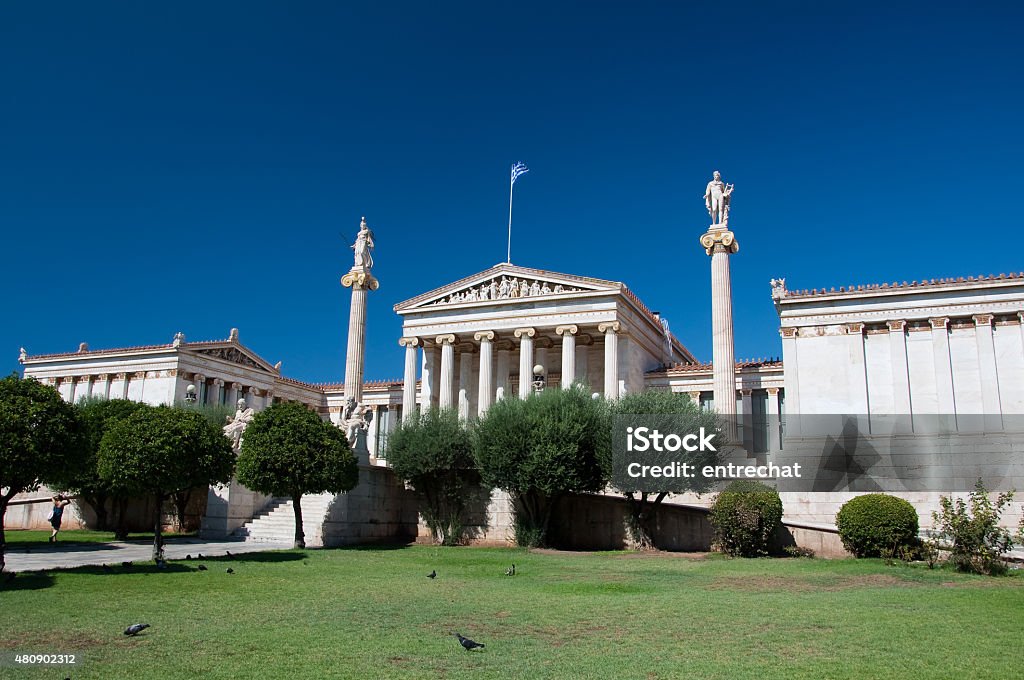Vista de la academia de atenas con Plato y Sócrates monument. - Foto de stock de 2015 libre de derechos