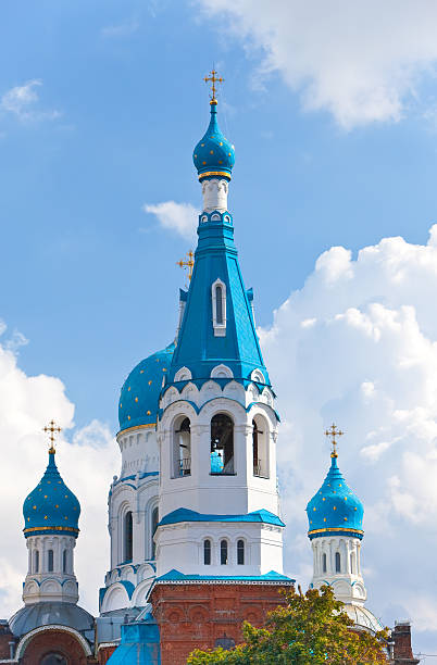 pokrova bozhiej materi's православная церковь в marienburg, gatchina, россия - monkhood стоковые фото и изображения