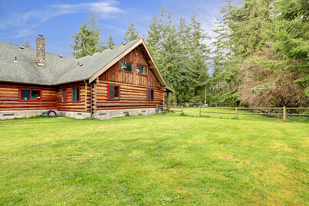 istock Old rustic American log cabin in the country side. 480905549