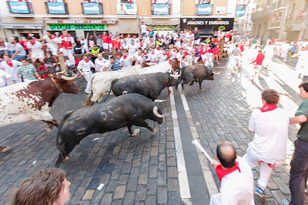 homem não identificado correr de touros na rua em san fermin - bulls eye fotos imagens e fotografias de stock