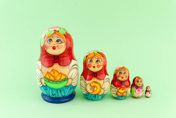 matryoshka に緑色の背景 - babushka russian nesting doll doll green ストックフォトと画像
