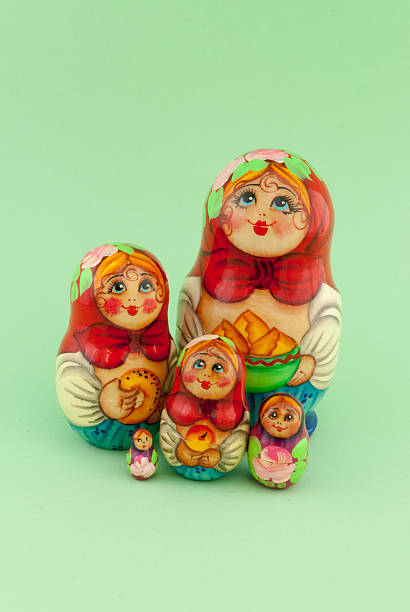 matryoshka に緑色の背景 - babushka russian nesting doll doll green ストックフォトと画像