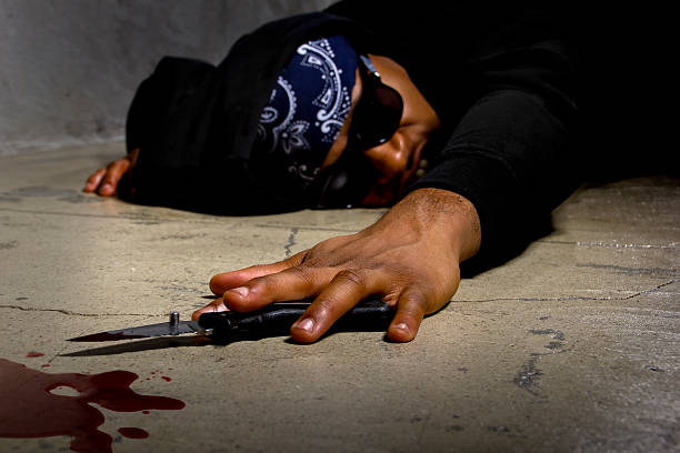 bloody macho víctima puñalada por un alley - men murder blood gang member fotografías e imágenes de stock