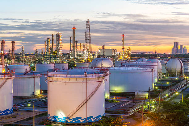 öl- und gas-industrie-raffinerie bei sonnenuntergang - gasohol stock-fotos und bilder