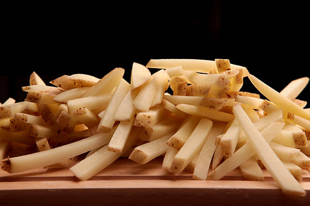 hierbas papas fritas presupuesto muy reducido ajo - french fries fast food french fries raw raw potato fotografías e imágenes de stock