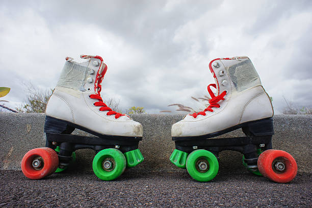 antigo vintage skate bota branca - roller skate imagens e fotografias de stock