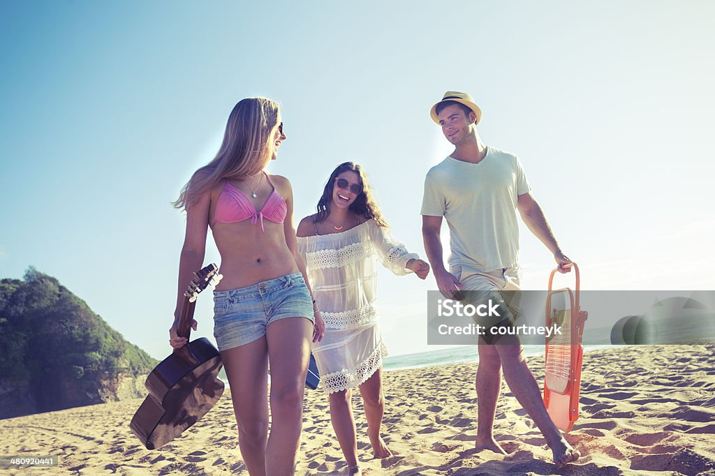Freunden zu Fuß am Strand - Lizenzfrei Kühlbehälter Stock-Foto