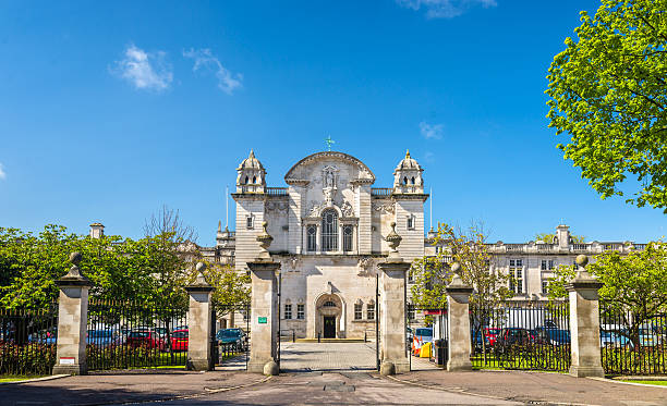 вход в университет кардиффа-уэльс, великобритания - south wales стоковые фото и изображения