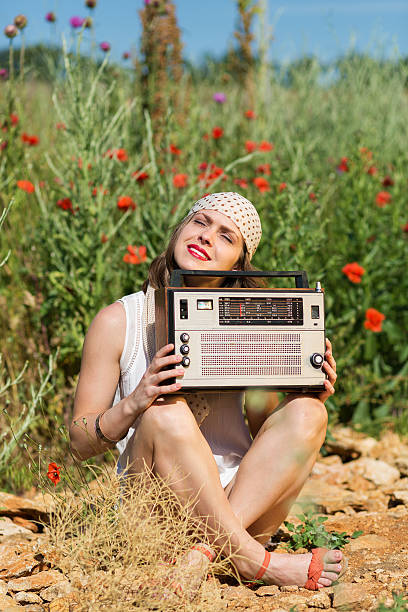 piękna dziewczyna w lato pole - red poppies audio zdjęcia i obrazy z banku zdjęć