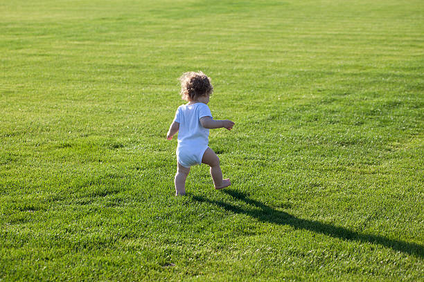 Happy boy auf grünem Gras – Foto