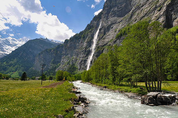 lauterbrunnen valley stream - jungfrau waterfall tree nature imagens e fotografias de stock