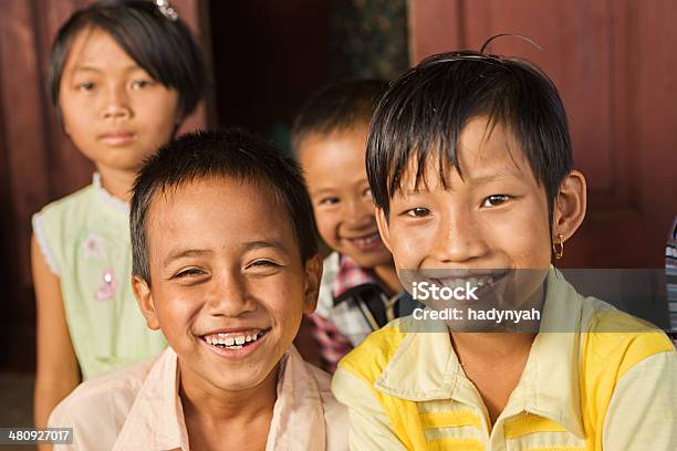 Foto de Grupo De Crianças Felizes Birmanês e mais fotos de stock de 4-5 Anos - 4-5 Anos, Adolescente, Adolescentes Meninas