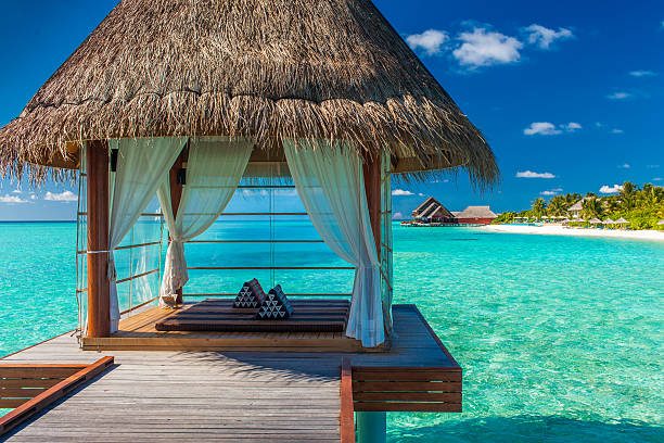 romantisches und luxuriöses spa über dem wasser, mit blick auf die tropische lagune. - bora bora atoll stock-fotos und bilder