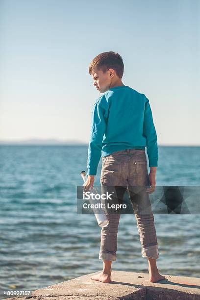 An Land Stockfoto und mehr Bilder von Barfuß - Barfuß, Blau, Brief - Dokument