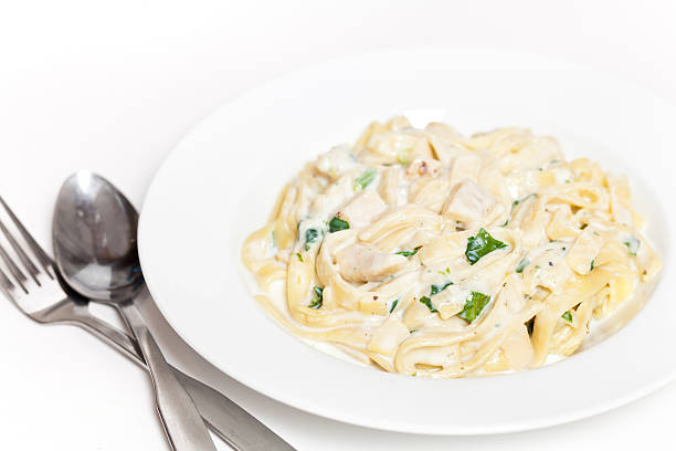 istock Chicken fettuccine alfredo 480928739